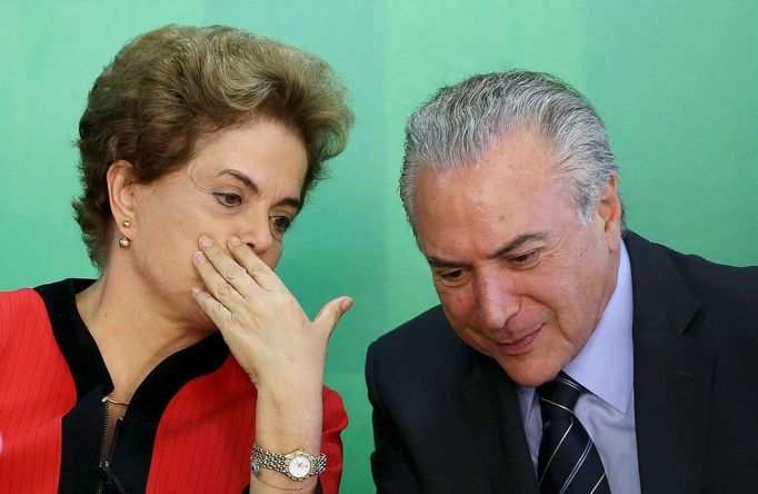 Brazilská prezidentka Dilma Rousseffová a viceprezident Michel Temer. Zatímco ona čelí hrozbě odvolání, on by ji rád vystřídal.