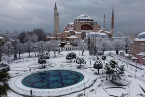 Obrazem: Neobvyklý pohled na památky. Sníh zasypal Atény, Istanbul i Jeruzalém