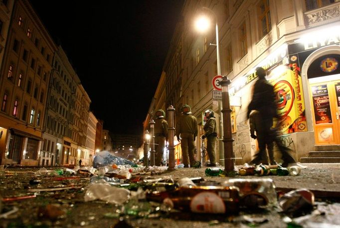 Scéna po nočním boji, ve kterém se střetli příznivci radikální levice s policií. Ve večerních hodinách bylo zadrženo několik desítek osob, ty však podle stanice BBC během soboty začali postupně propouštět na svobodu.