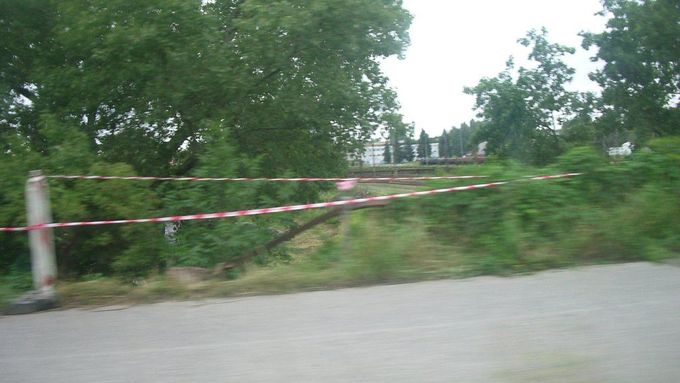 Nadjezd u Parama - místo nehody: proražená svodidla provizorně nahradila páska.
