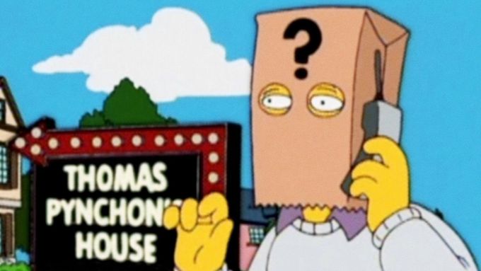 Spisovatel Thomas Pynchon v televizním seriálu Simpsonovi vystoupil s papírovým pytlíkem na hlavě.