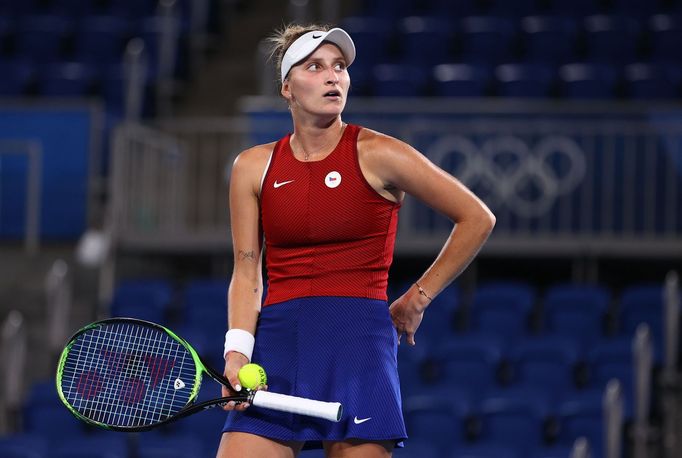 Markéta Vondroušová ve finále OH 2020 proti Belindě Bencicové