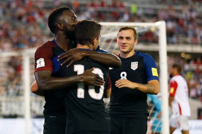 Fotbalisté USA Jozy Alitdore (17), Jordan Morris (8) a Christian Pulisic (10)  slaví gól v síti Trinidadu a Tobaga.