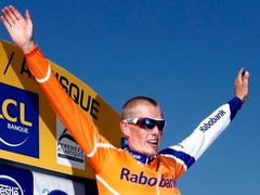 Rasmussen vyhrál 16. etapu Tour, kterou poznamenala stávka a další dopingový případ.