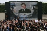 V momentě, kdy se uzavřely volební místnosti a televize přinesla první odhady výsledků, propuklo srocení Sarkozyho příznivců na pařížském bulváru Champs Élysées v bujaré nadšení