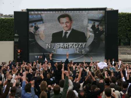 Oslava Sarkozyho příznivců na Champs Élysées