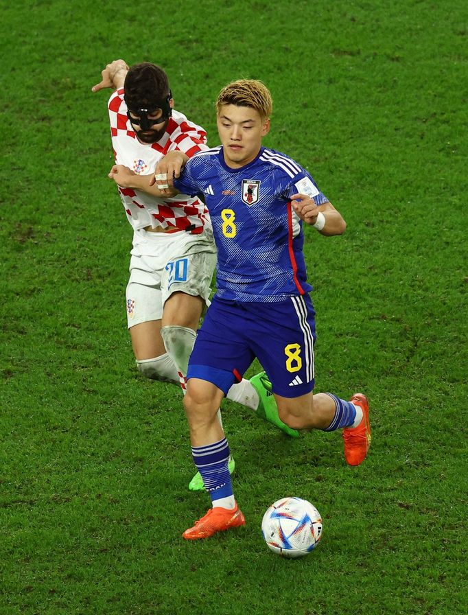 Ricu Doan a Josko Gvardiol v osmifinále MS 2022 Japonsko - Chorvatsko