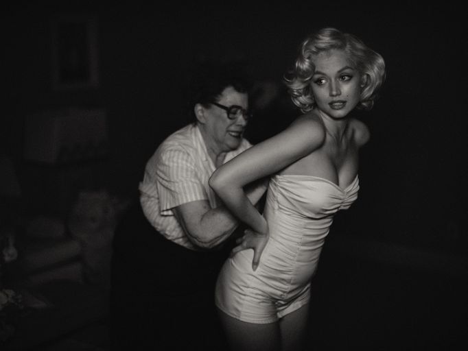 Vpravo je Ana de Armasová jako Marilyn Monroe.