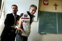 Polští žáci půjdou do školy v uniformě a bez mobilu