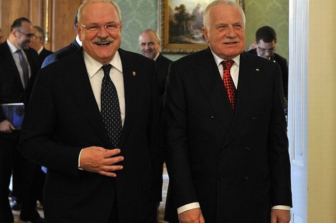 Ivan Gašparovič (vlevo) a Václav Klaus přicházejí na tiskovou konferenci.