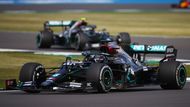 Lewis Hamilton v Mercedesu vede v GP Británie 2020 před týmovým kolegou Valtterim Bottasem