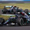 Lewis Hamilton v Mercedesu vede v GP Británie 2020 před týmovým kolegou Valtterim Bottasem