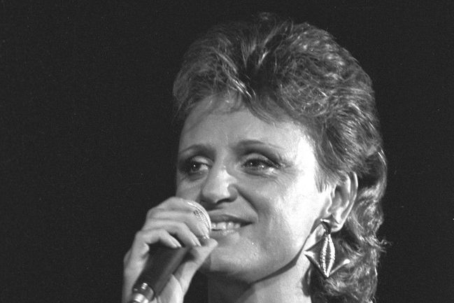 Zpěvačka Petra Janů při hudebním vystoupení v roce 1983
