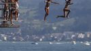 Teenagers jump into Lake Zurich on a hot sunny summer day in Kuesnacht, August 19, 2012. The Federal Office of Meteorology MeteoSwiss has launched a warning for a heat wave for the weekend until Wednesday August 22. REUTERS/Christian Hartmann (SWITZERLAND - Tags: ENVIRONMENT SOCIETY) Published: Srp. 19, 2012, 3:46 odp.