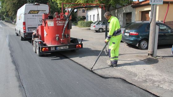 Vyspravený povrch se musí utěsnit speciální gumovou směsí, která zamezí tomu, aby se do spáry dostala voda.