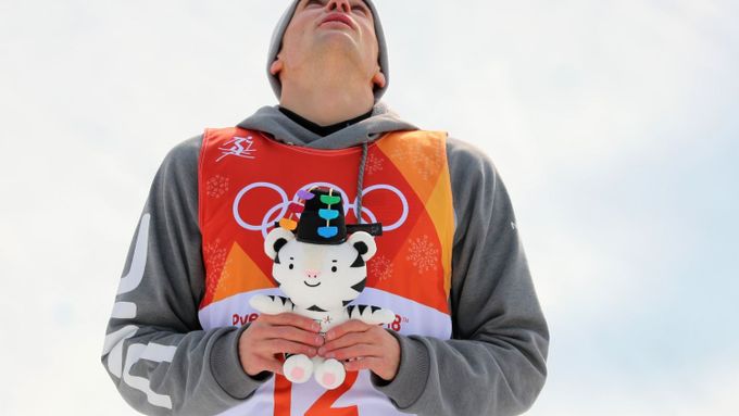 Američan Nick Goepper slaví druhé místo ve slopestylu