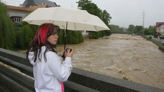 V rozvodněném Valašském Meziříčí na mostě plavou ryby