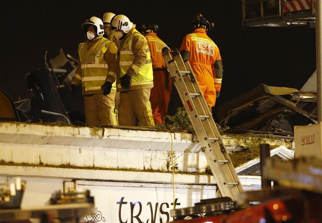 Záchranáři pracují po pádu vrtulníku na bar v Glasgow