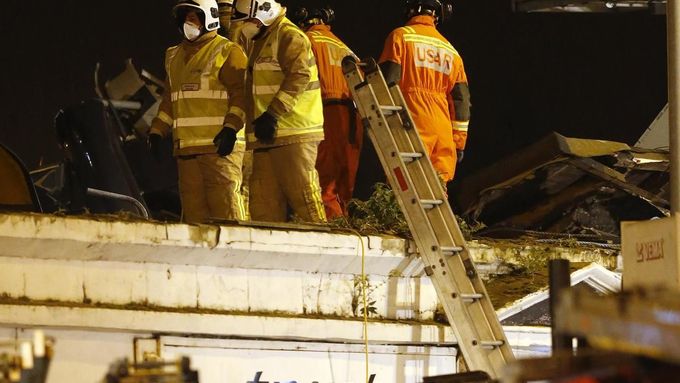 Záchranáři po pádu vrtulníku v Glasgow.