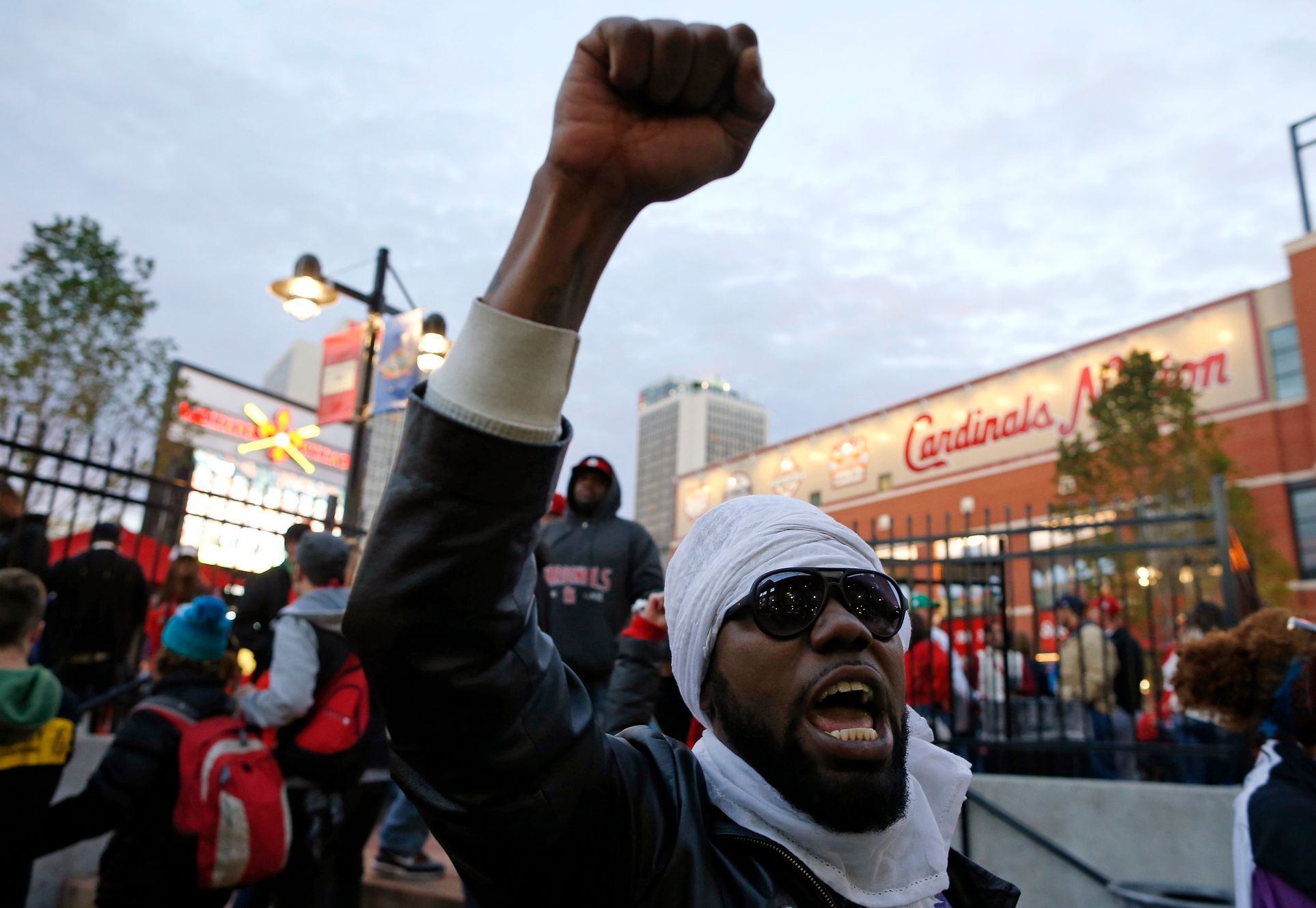Demonstrant protestuje proti zastřelení Michala Browna u stadionu Busch před začátkem basebollové ligy v St. Louis