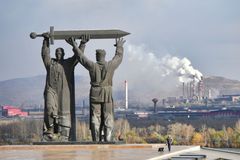 Peking se bojí amerických sankcí. Ruský těžký průmysl ale drží při životě