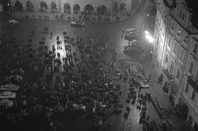 Záběr z oslavy Silvestra na pražském  Staroměstském náměstí. 31. 12. 1967