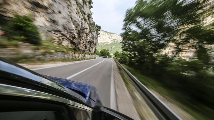 Po vlastní ose: Na dovolenou vyrazí autem 65 % Čechů, řada lidí ji vůbec neplánuje