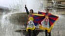 Protibetské demonstrantky i pře nepříliš příznivé počasí vytrvaly ve fontáně na Trafalgar Square celkem dlouho.