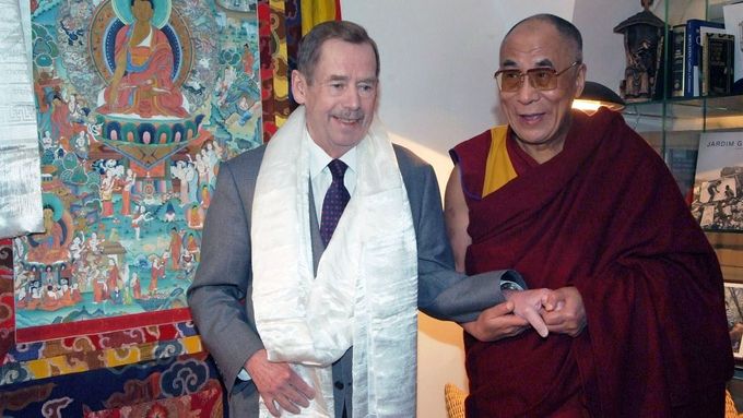 Kniha přibližuje nejen dalajlamovo první setkání s Václavem Havlem.