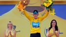 Britský cyklista Bradley Wiggins se raduje z vítězství v 19. etapě Tour de France 2012.