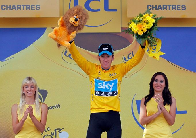 Britský cyklista Bradley Wiggins se raduje z vítězství v 19. etapě Tour de France 2012.