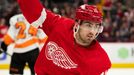 Filip Zadina z Detroitu slaví gól v zápase NHL s Philadelphií