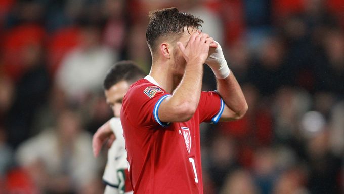 Zklamaný český útočník Patrik Schick v utkání s Portugalskem