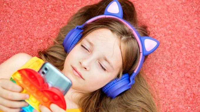 Chemická loterie na uších. Polovina plastových sluchátek obsahuje problematické přísady