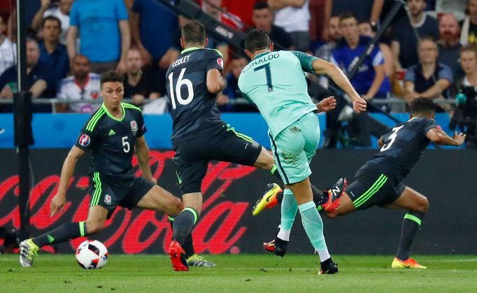 Euro 2016, Portugalsko-Wales: Cristiano Ronaldo střílí před Naniho gólem na na 2:0