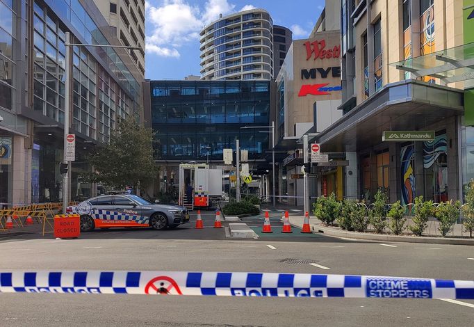 Policejní auto postává u nákupního centra v Sydney, kde došlo k útoku nožem.