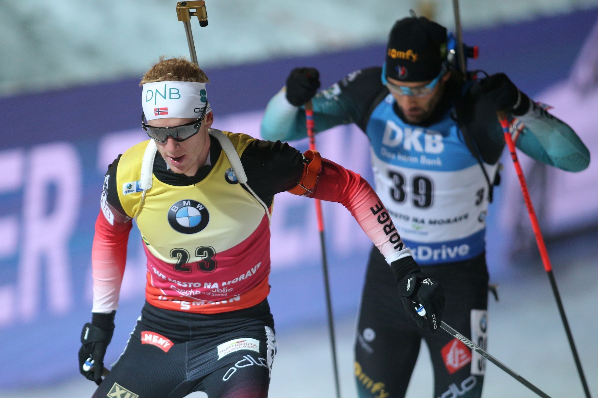 Johannes Thingnes Bö a Martin Fourcade ve sprintu SP v Novém Městě na Moravě 2018.