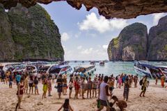 Thajsko zakázalo vstup na slavnou pláž až do roku 2021. Turisté ničili korálové útesy