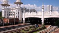 100 let stará nádražní budova v Kuala Lumpur je unikátní směsí východních a západních stylů. Přesto mnoha lidem připomíná spíše zámek z pohádky než železniční křižovatku. Budova byla dokončena v roce 1910, ale nádraží bylo později přestavováno a rozšiřováno. Původní části interiéru je možné vidět v nedalekém hotelu Heritage Station Hotel.