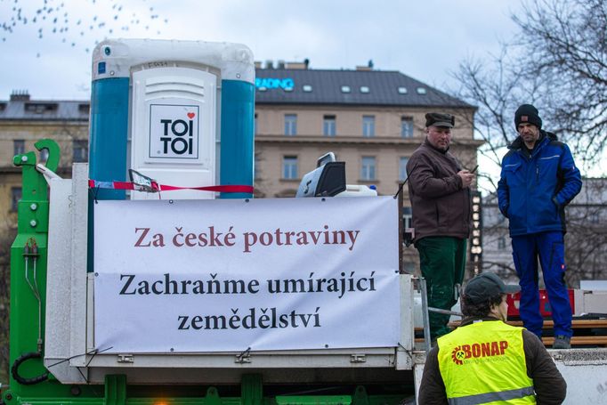 Protest části zemědělců s traktory v Praze na magistrále a před ministerstvem zemědělství, 19. 2. 2024.