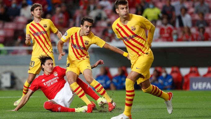Fotbalisté Barcelony zděšeně sledují, jak jim Darwin Núňez z Benfiky dává gól, který nasměroval katalánský velkoklub k další prohře