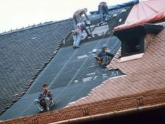 Opravy střech patří k finančně náročným akcím, ale dobrá práce vydrží dlouho.