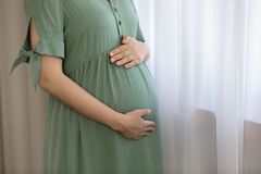 Lékař: Porodnictví se mění, cílem je návrat polohy ve stoje a víc pohybu
