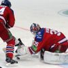 Finále KHL, Lev-Magnitogorsk: Nathan Oystrick (74) a Petri Vehanen