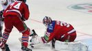 Finále KHL, Lev-Magnitogorsk: Nathan Oystrick (74) a Petri Vehanen