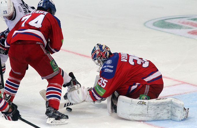 Finále KHL, Lev-Magnitogorsk: Nathan Oystrick (74) a Petri Vehanen