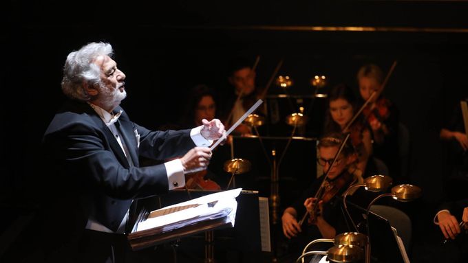 Operní zpěvák Plácido Domingo, na snímku v roli dirigenta.