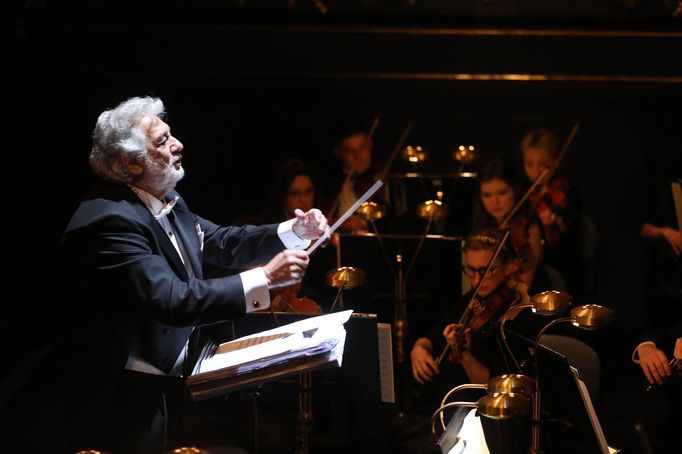 Plácido Domingo dirigující v Praze.