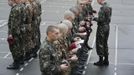 An officer inspects the uniforms of freshly drafted recruits during a morning parade at an infantry unit camp based in Kiev October 15, 2012. REUTERS/Gleb Garanich (UKRAINE - Tags: MILITARY) Published: Říj. 15, 2012, 12:50 odp.