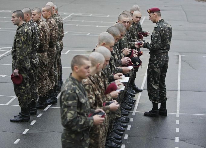 An officer inspects the uniforms of freshly drafted recruits during a morning parade at an infantry unit camp based in Kiev October 15, 2012. REUTERS/Gleb Garanich (UKRAINE - Tags: MILITARY) Published: Říj. 15, 2012, 12:50 odp.